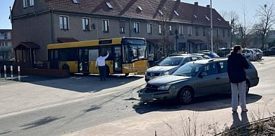 Chwila nieuwagi i kolizja. Zderzenie samochodu z autobusem w Jarocinie (ZDJĘCIA)