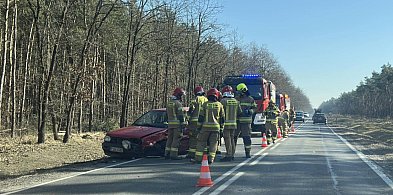 Utrudnienia na krajowej „12”. Zderzenie dwóch aut przed Brzostowem (ZDJĘCIA)