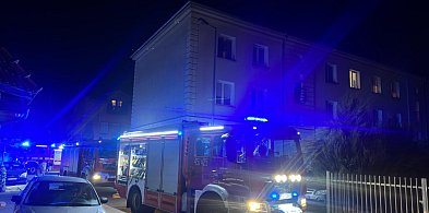 Wieczorna akcja straży w Jarocinie. Ogień pojawił się w piwnicy budynku (ZDJĘCIA)