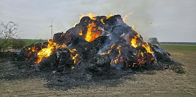 150 balotów w ogniu. Strażacy gaszą pożar w Potarzycy (ZDJĘCIA)