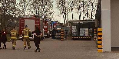 Czujka wykryła gaz w sklepie przy ul. Powstańców Wlkp. W akcji strażacy (ZDJĘCIA)