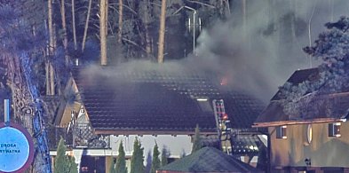 Płonął dach domu w Zaniemyślu. Duże straty po pożarze (ZDJĘCIA)