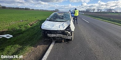 Lany Poniedziałek z groźnym zdarzeniem. Opel poza jezdnią (ZDJĘCIA)