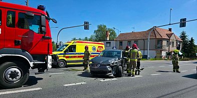 Zderzenie dwóch aut na krajówce w Kotlinie. Jedna osoba pod opieką ZRM (ZDJĘCIA)