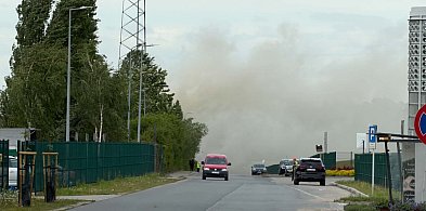 Pożar w Wielkopolskim Centrum Recyklingu w Jarocinie. Nad miastem unosi się dym