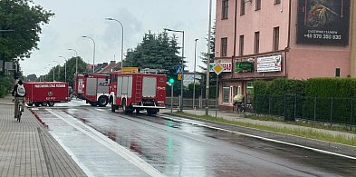 Ul. Wojska Polskiego w Jarocinie nieprzejezdna. Strażacy działają na miejscu