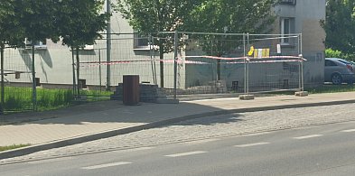 Uwaga na utrudnienia. W Jarocinie montują nowe wiaty przystankowe