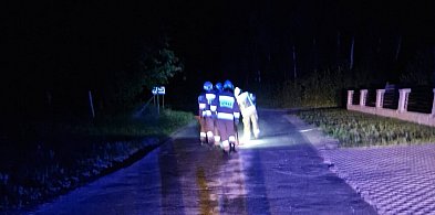 Nocna interwencja strażaków. Usuwali plamę oleju na drodze (ZDJĘCIA)