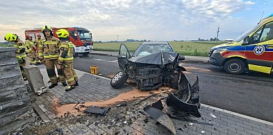 Stracił panowanie nad autem i wjechał w ogrodzenie. Trafił do szpitala (ZDJĘCIA)