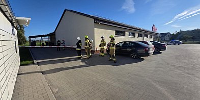 Alarm bombowy. Podejrzana paczka przy markecie-15300
