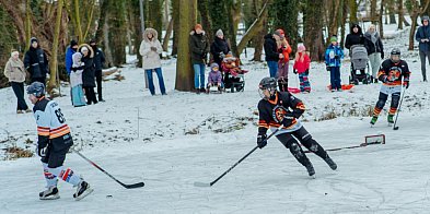Mecz hokeja na lodzie w Parku Radolińskich FOTORELACJA