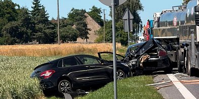Mleko i arbuzy na jezdni po zderzeniu czterech pojazdów