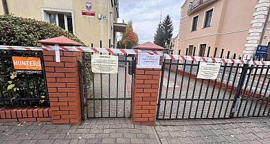 Prokuratura w Jarocinie ogrodzona taśmą. W oknach komunikaty z czaszkami...-15702