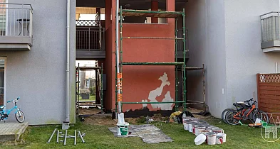 Koniec wieloletnich zaniedbań. Trwa remont elewacji mieszkań czynszowych (ZDJĘCIA)-16623