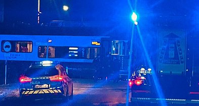 Kolizja na przejeździe kolejowym w Jarocinie. Pociąg uderzył w samochód