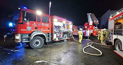 Nocny pożar w zakładzie mięsnym w Golinie. W akcji kilkanaście zastępów straży