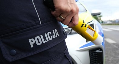 Jechał pijany i bez prawa jazdy. Rozbił się na drzewie przy Rynku