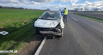 Lany Poniedziałek z groźnym zdarzeniem. Opel poza jezdnią (ZDJĘCIA)