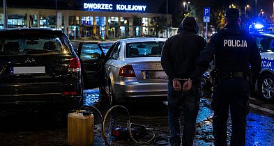 Nieudana kradzież na parkingu przy dworcu. Grozi mu do 10 lat więzienia