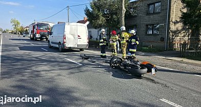 Zderzenie auta dostawczego z motocyklem. DK12 w Jaraczewie zablokowana