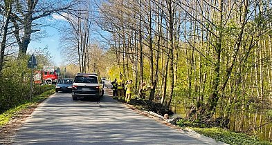 Przerwana grobla w Wilkowyi. Strażacy walczą z uciekającą wodą (ZDJĘCIA)