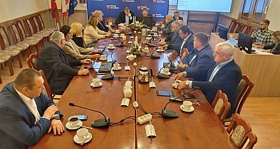 Rada Powiatu Jarocińskiego przy stole obrad. W planie budżet i sprawy społeczne