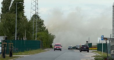 Pożar w Wielkopolskim Centrum Recyklingu w Jarocinie. Nad miastem unosi się dym