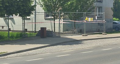 Uwaga na utrudnienia. W Jarocinie montują nowe wiaty przystankowe