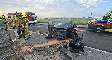 Stracił panowanie nad autem i wjechał w ogrodzenie. Trafił do szpitala (ZDJĘCIA)