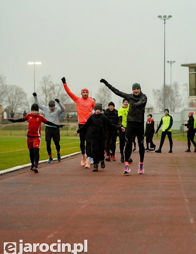 Biegowe spotkanie z mistrzem. Adam Nowicki trenował z jarocińskimi biegaczami-16512