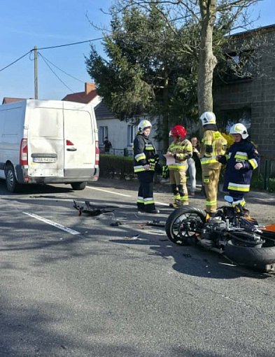 Zderzenie auta dostawczego z motocyklem. DK12 w Jaraczewie zablokowana