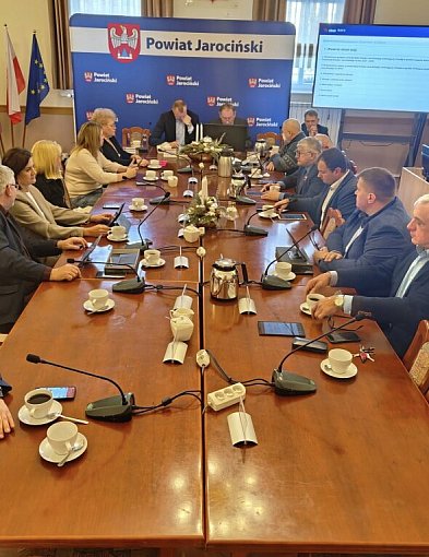 Rada Powiatu Jarocińskiego przy stole obrad. W planie budżet i sprawy społeczne
