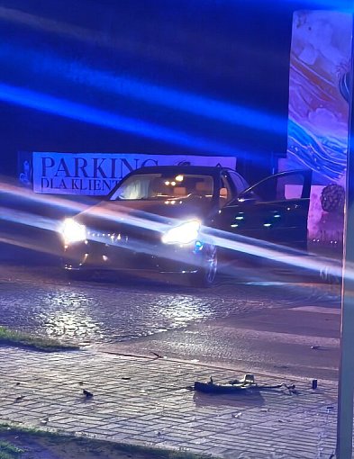 Nocna kolizja w Jarocinie. Mercedes zderzył się z Jaguarem (ZDJĘCIA)