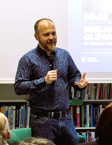 Tłumy fanów kryminałów w Jarocinie. Powód? Wojciech Chmielarz FOTORELACJA