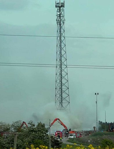 Pożar w Wielkopolskim Centrum Recyklingu w Jarocinie. Nad miastem unosi się dym