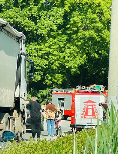 Kolizja w Zakrzewie. Samochód uderzył w rowerzystkę (ZDJĘCIA)