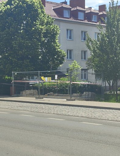 Uwaga na utrudnienia. W Jarocinie montują nowe wiaty przystankowe