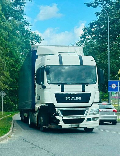BMW zderzyło się z ciężarówką pod Jarocinem. Kierowca miał ponad 2 promile