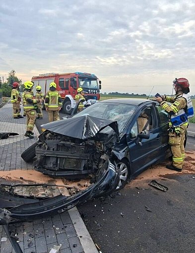 Stracił panowanie nad autem i wjechał w ogrodzenie. Trafił do szpitala (ZDJĘCIA)