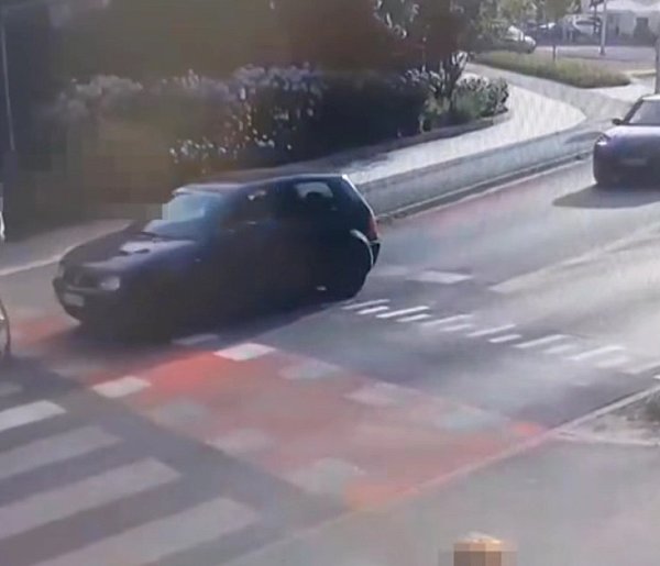 Tak nie wolno przejeżdżać przez przejście! Chwila nieuwagi i wypadek (WIDEO)-15073