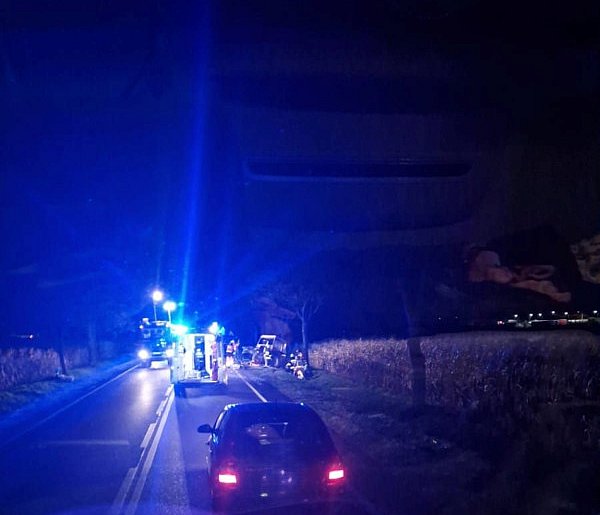 Nocny wypadek na „jedenastce”. Ranni i zablokowana droga-15720