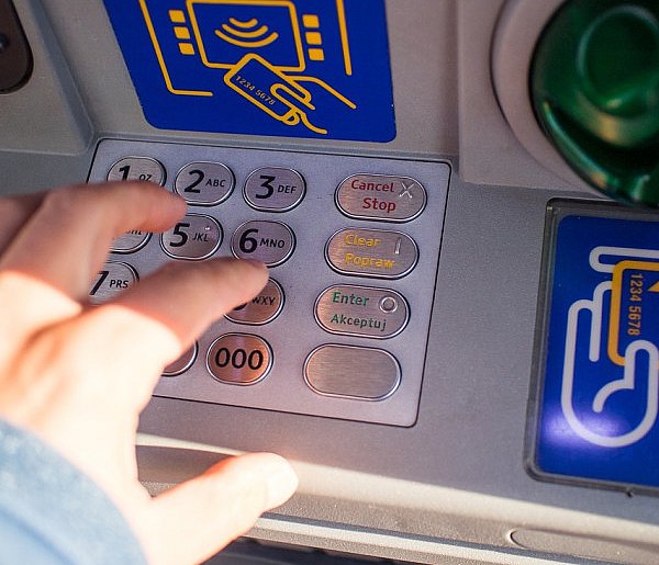 Z kont znikały pieniądze. Policja i bank badają ogólnopolski incydent-15744