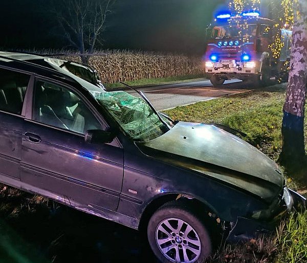 Samochód wypadł z drogi o świcie. W Lubinii Małej interweniowały służby (ZDJĘCIA)-15770