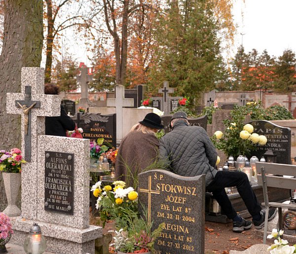 Savoir-vivre na 1 listopada. Jak się zachować podczas wizyty na cmentarzu?-15817