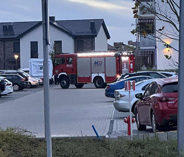 Akcja strażaków na jarocińskim osiedlu. Dziecko zaklinowało się w windzie ZDJĘCIA-15830