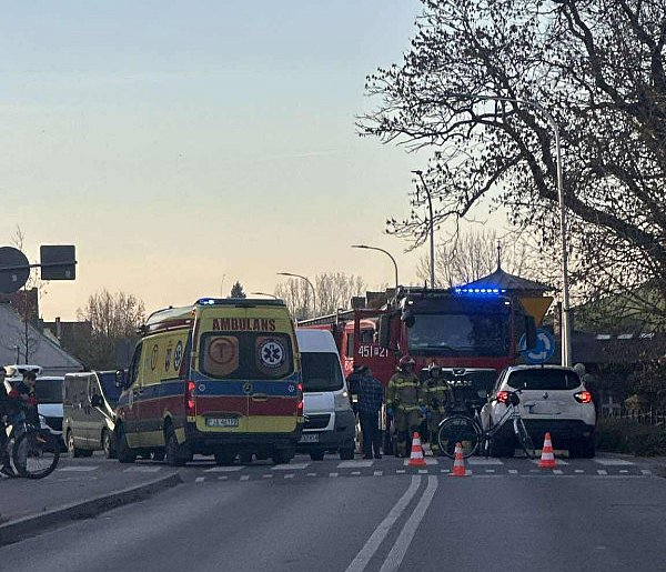 Potrącenie w Jarocinie – rowerzysta zabrany do szpitala. Ulica nieprzejezdna-15896