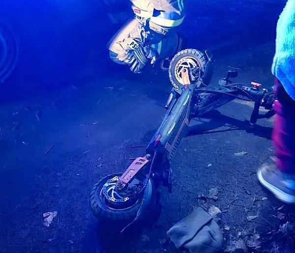 Hulajnoga wywróciła się na drodze. Jedna osoba ranna (ZDJĘCIA)-16503