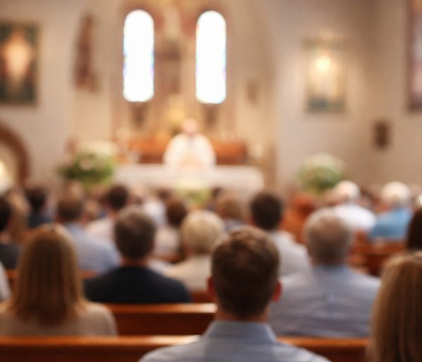 Ilu Polaków naprawdę chodzi do kościoła? Jedna statystyka szokuje-16555