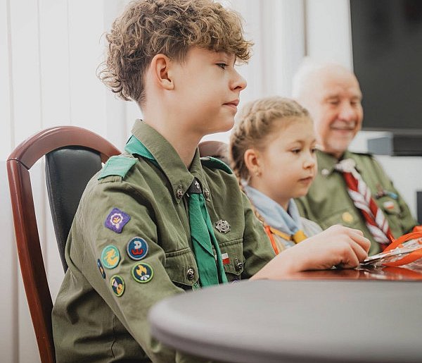 Symbol pokoju i nadziei w rękach samorządowców. Harcerze z wizytą przed świętami-16611