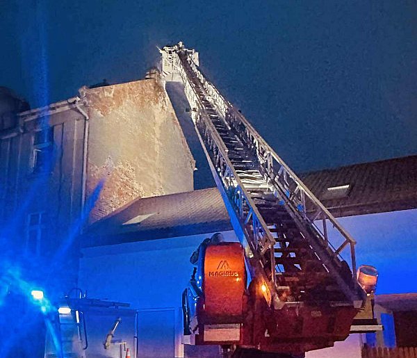 Pożar sadzy w kamienicy przy ul. Św. Ducha w Jarocinie. Droga zablokowana ZDJĘCIA